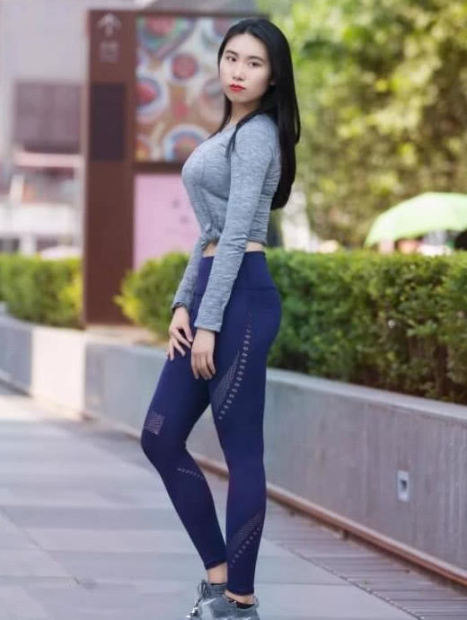 街头美女的打底裤装扮，透露出时尚气息，秀美怡人！