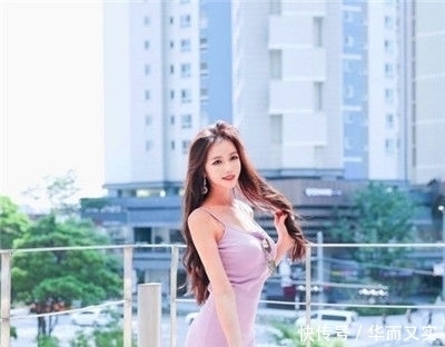 小美女|街拍:小美女身穿白色吊带配短裤,秀出纤细长腿,媚而不俗