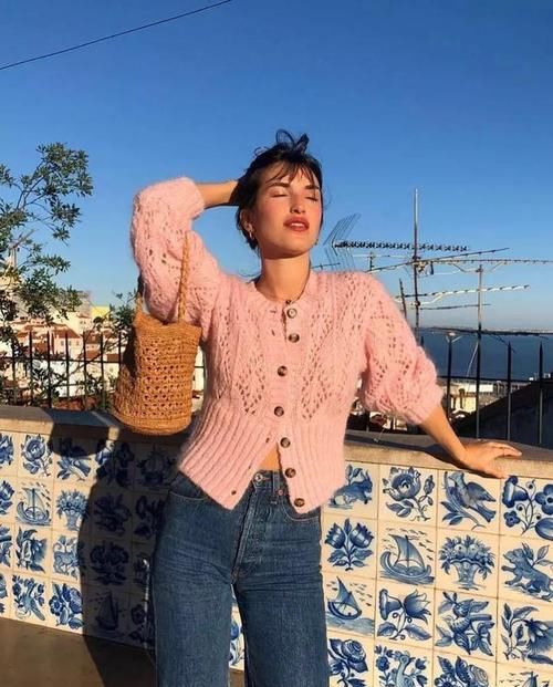  『针织衫』早春不知道怎么穿？针织衫帮你解决大问题，减龄还时髦