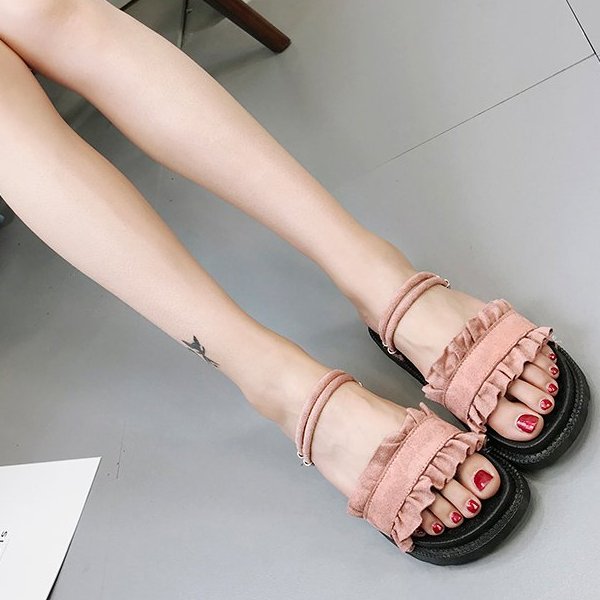 谁说夏天穿连衣裙非要搭高跟鞋?舒适的凉鞋，穿上更加有女人味