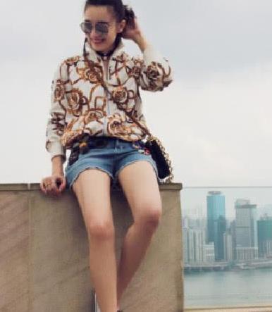 宋佳真会穿 一身潇洒帅气江边秀长腿 网友: 看得我都喜欢上她了