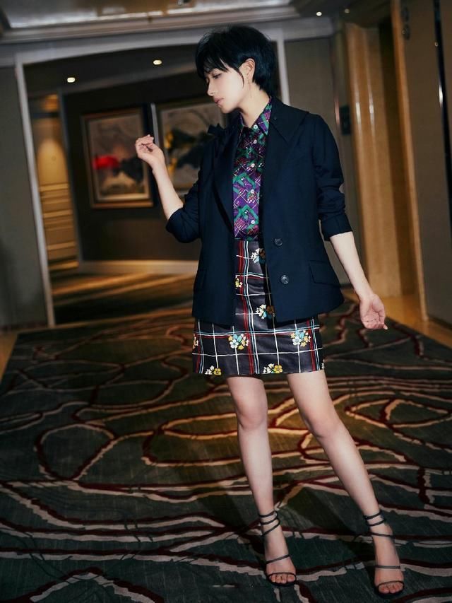 万茜就应该穿短一点的裙子，这样才能让自己不那么尴尬!