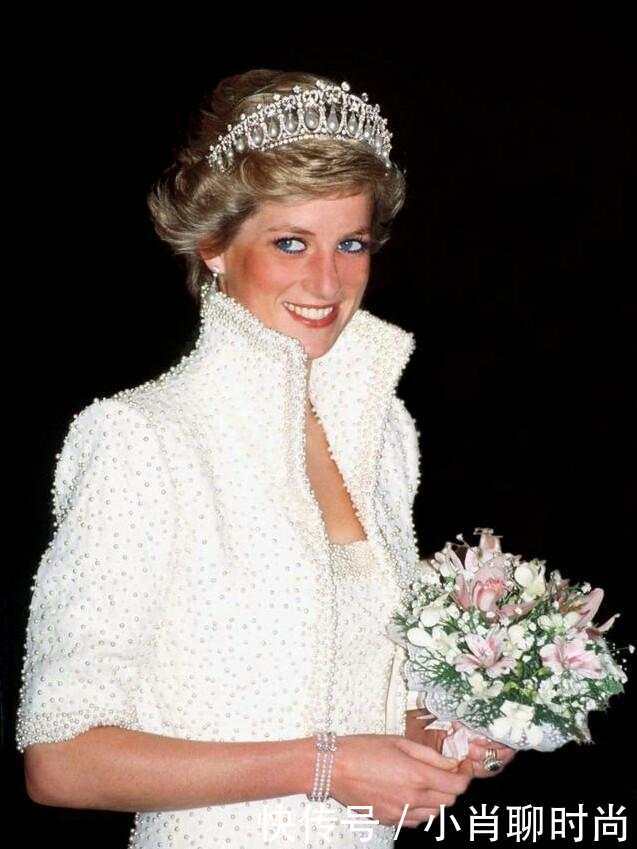 从图片上可见戴安娜王妃游移不定目光,网友:没有依靠却很美!