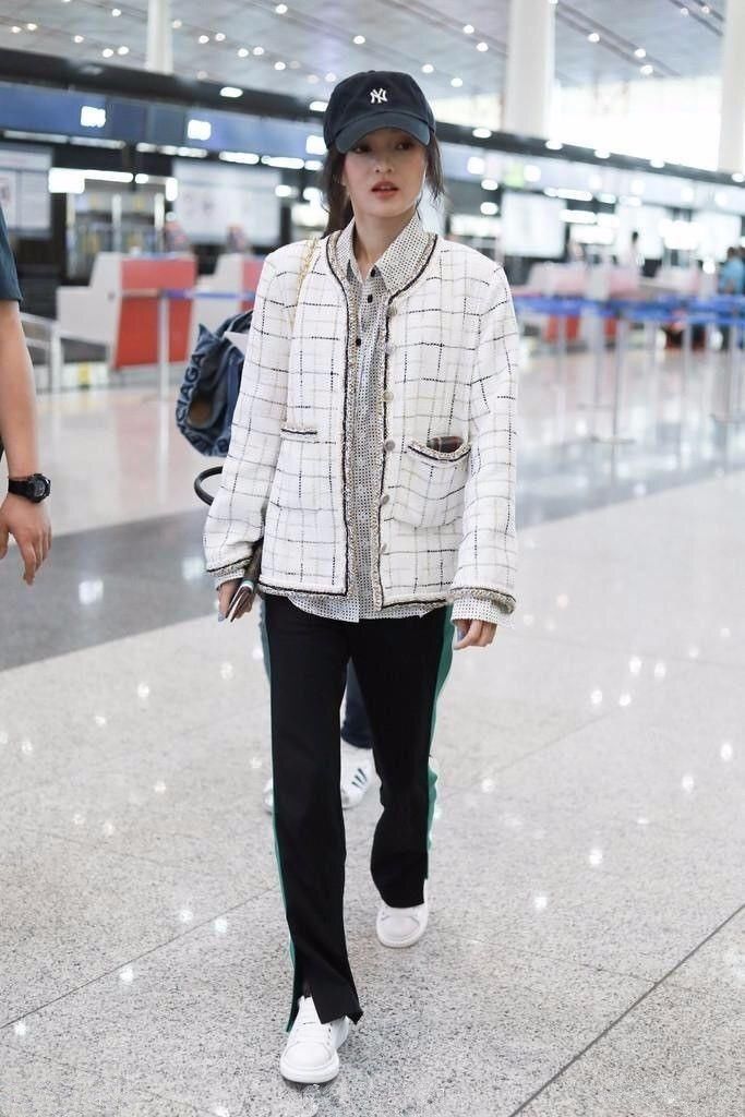 还在嫌弃张韶涵这一身穿的丑，可能你一辈子都买不起这衣服!