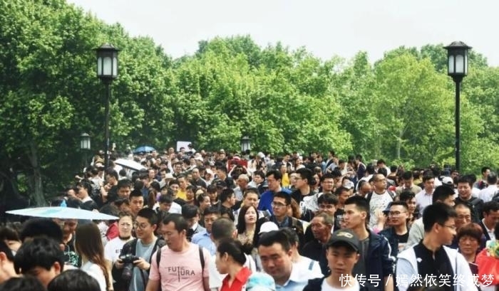 60万游客挤爆西湖，小伙伴们都被挤“哭”了，游客：我想回家！