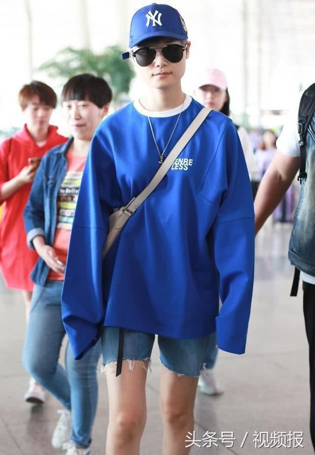 李宇春已不再是当年的“春哥”，变回大美女，大秀美腿!