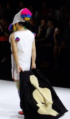 “小虎队”陈志朋时装周造型奇葩放飞自我，网友纷纷说道辣眼睛