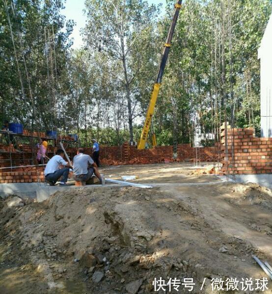 地基抬高1.2米惹不满，砸60万建三层，完工后邻居们无话可说