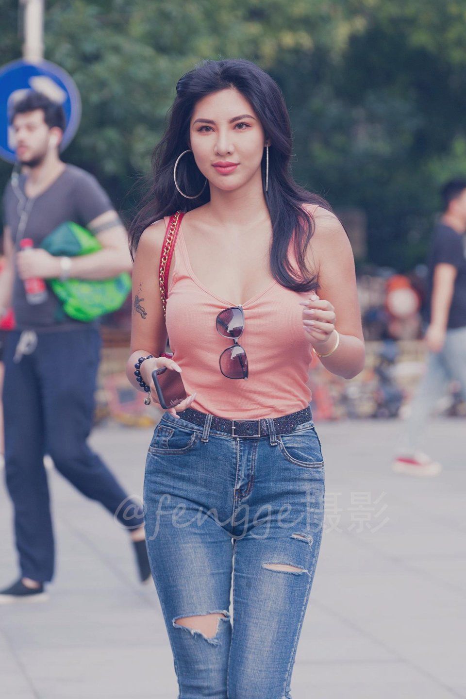 街拍:穿紧身牛仔裤的姑娘，身材微胖，气质阳光，令人难忘