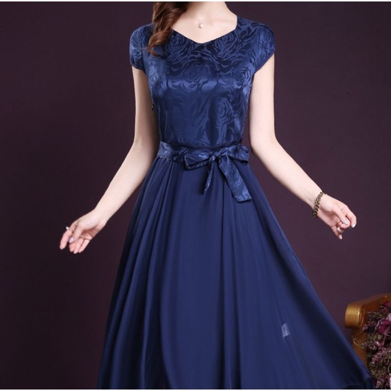 48岁女人穿衣不要选大码，显嫩的就是穿紧身连衣裙，上身太美了