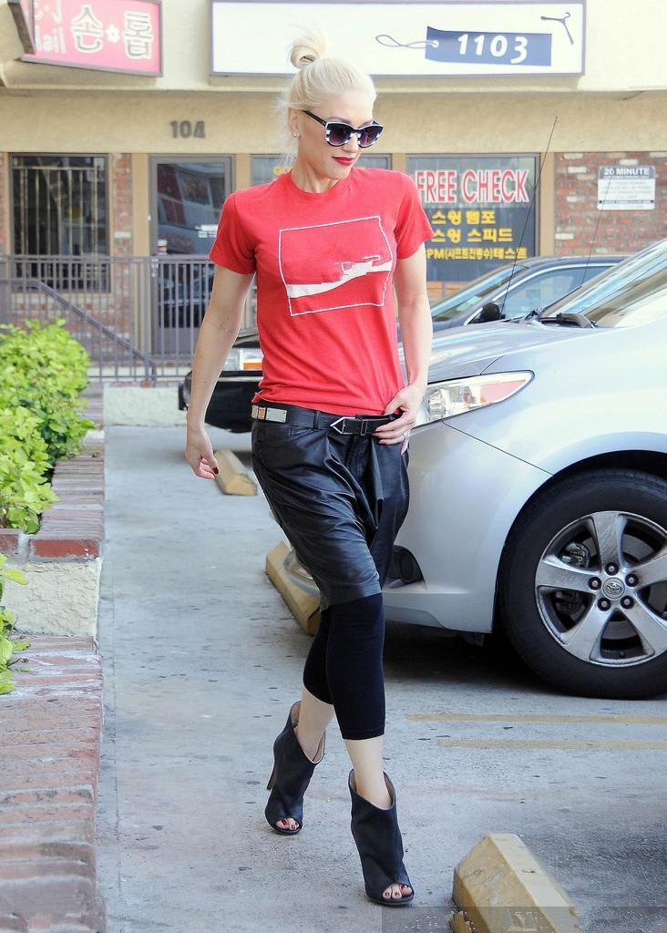 街拍:图1乔欣的腰是有多细?皮带都快露到脚裸了!图2胯真宽!