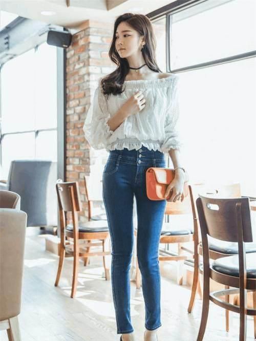 紧身牛仔裤,上身穿着舒适而且不挑身材,展现完美身姿
