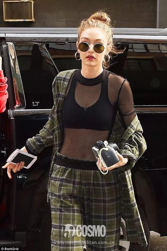 听说女明星们最近都不穿衣服出门了？