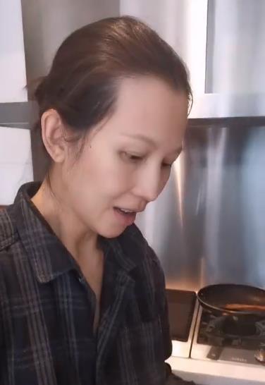 『三胎』张晋晒老婆贴心做饭视频,47岁蔡少芬生完3胎素颜出镜,模样憔悴惹人心疼