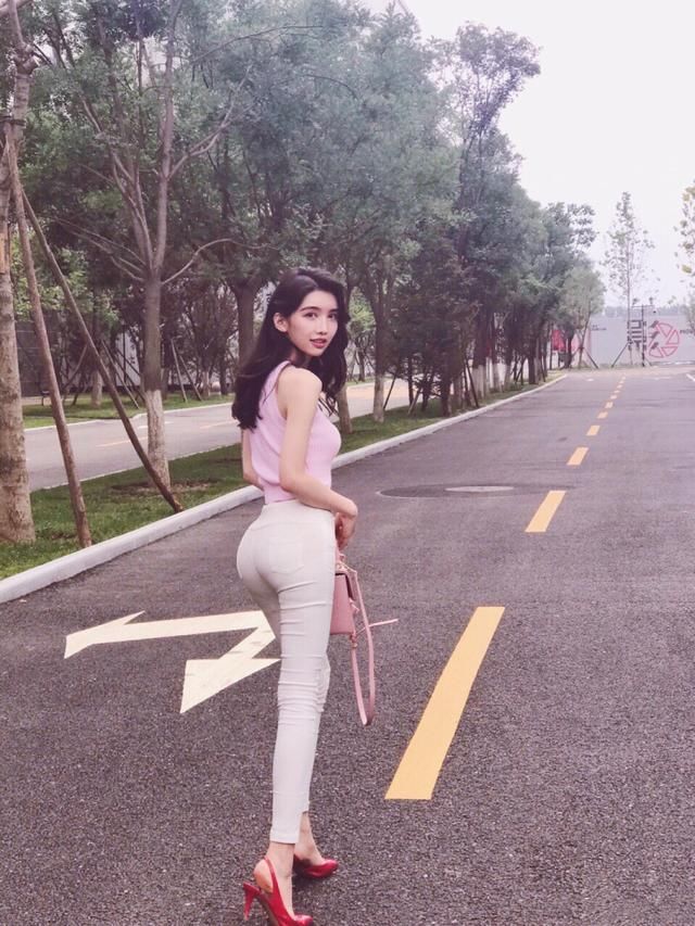 紧身打底裤非常的时尚百搭，是女性不错的选择！