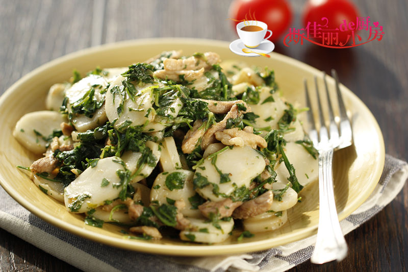 炒年糕加这野菜,清香软糯,好吃还补钙,对老人孩