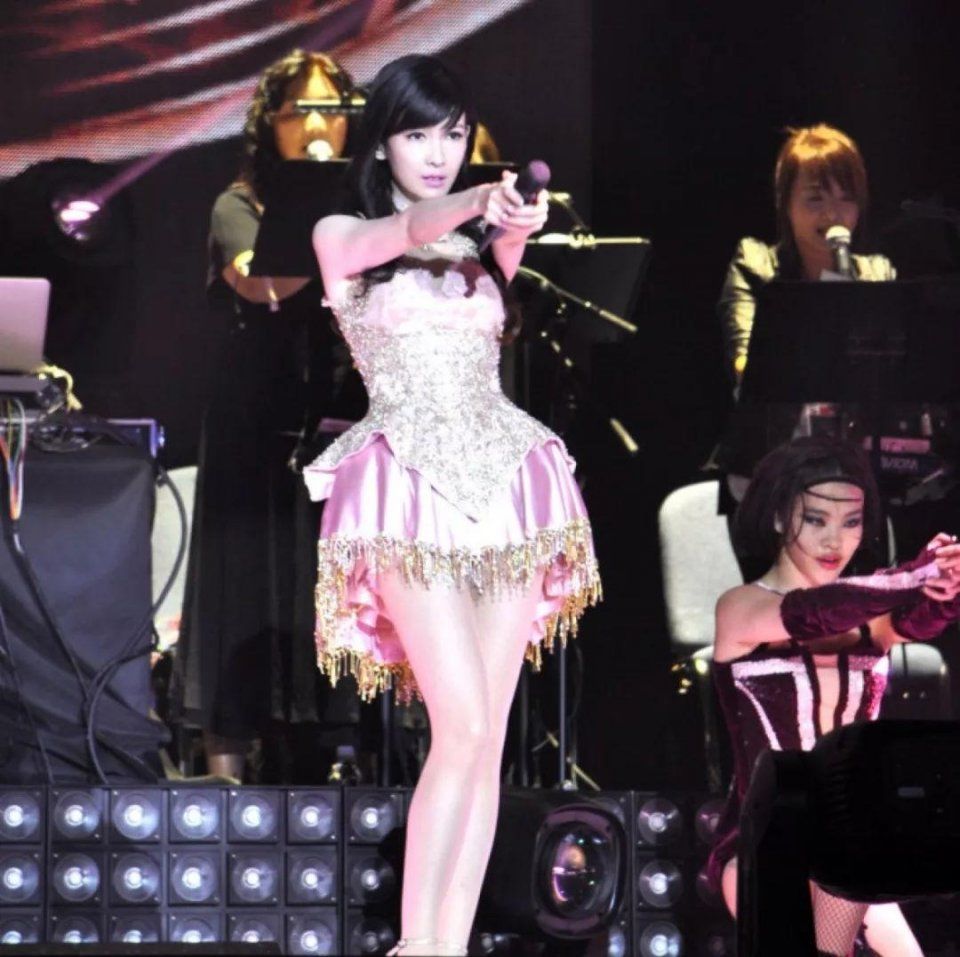 50岁的邱淑贞被嘲像大妈，为何都在盲目追求“少女感”?