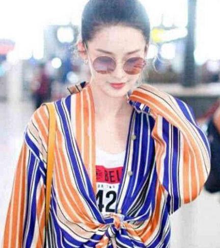 27岁李沁太厉害了 穿衬衫不系扣子 却意外解锁新时尚
