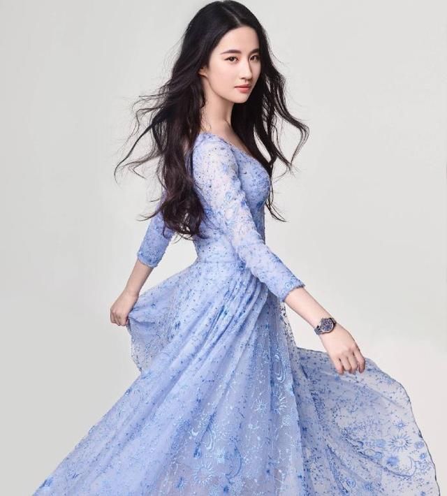 31岁江疏影与30岁刘亦菲同穿蓝裙，网友：御姐与天仙的差距！