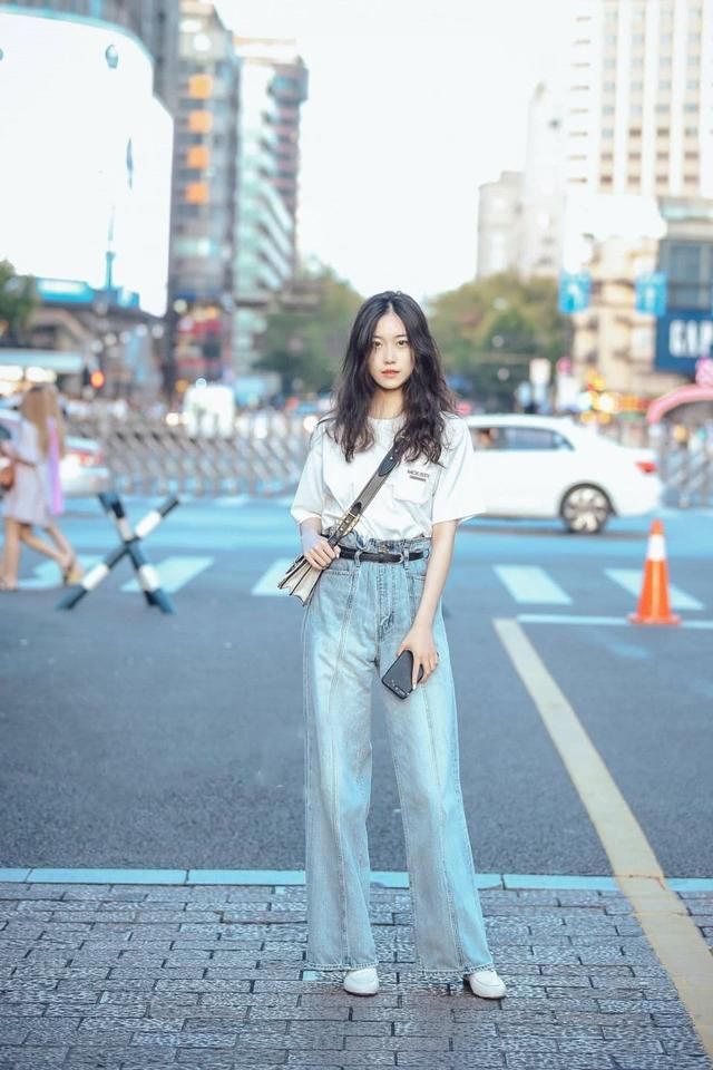 街拍露脐气质美女，个个迷人，这身材太让人羡慕嫉妒恨