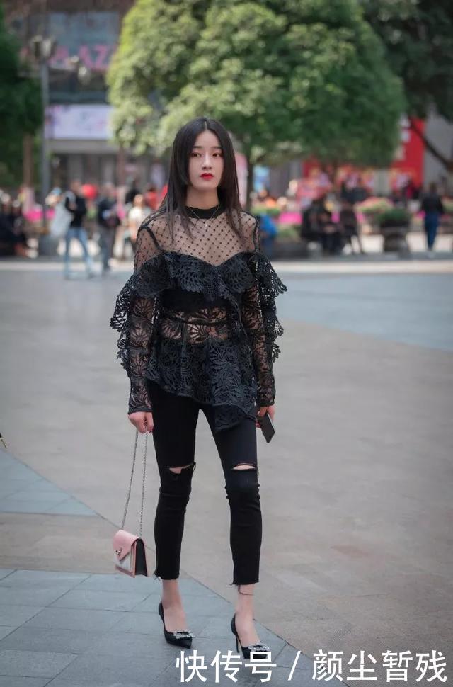 「脚上搭配一」街拍:美女一双尖头的高跟鞋,充满了时尚的气息