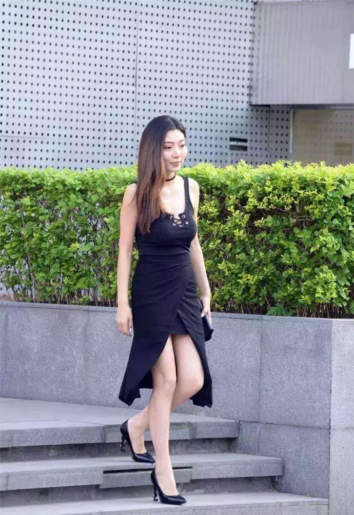 街拍: 身材丰满的辣妈, 你这动作很容易出丑的