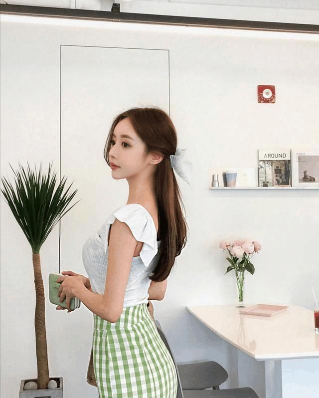 肤白貌美的年轻美女，身材好气质佳，你挡得住她的魅力吗？