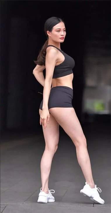 健身的大姐姐，黑色弹力运动衣展现完美身材，动作撩人心扉