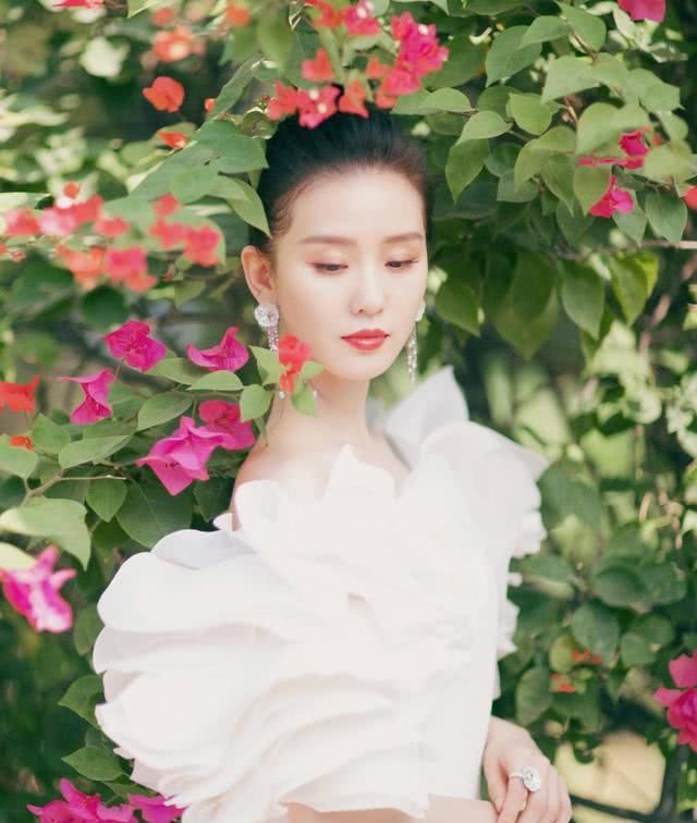 【刘诗诗选择】刘诗诗复出后气质高贵迷人，一袭白裙配流苏珠宝，宛若优雅白天鹅