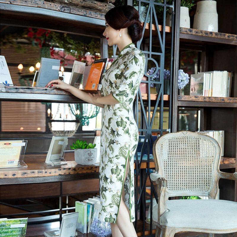 48岁老婆穿这种“改良旗袍”，其实优雅不失女人味，像个小仙女