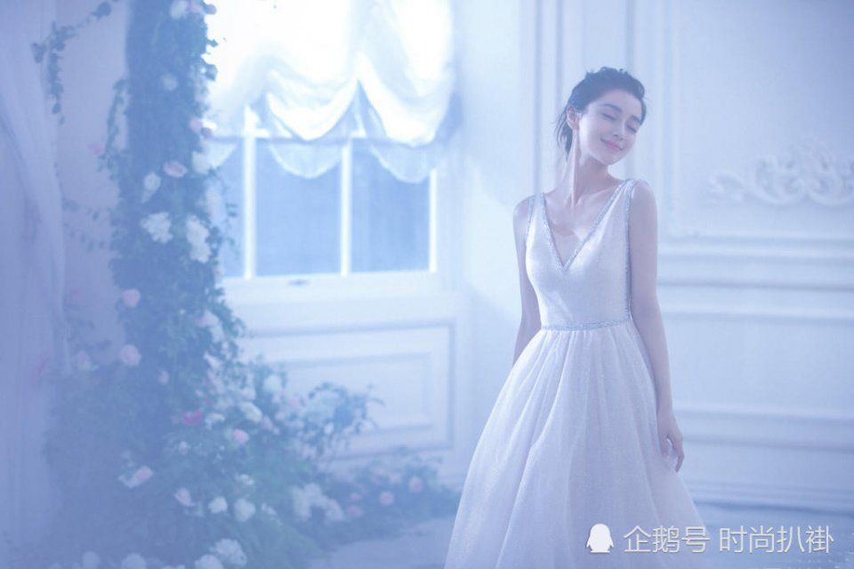 杨颖这件吊带裙不仅深V，前后左右都“开叉”，网友:真是大胆!