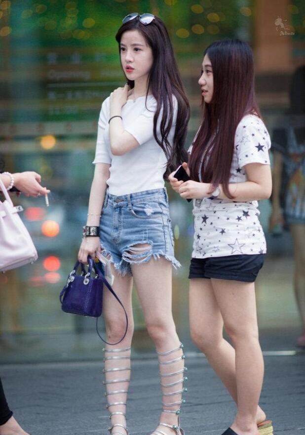 街拍：美女的身材是件艺术品，让多少女人艳羡！