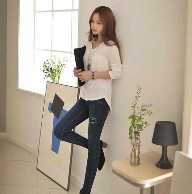 紧身牛仔裤,上身穿着舒适而且不挑身材,展现完美身姿