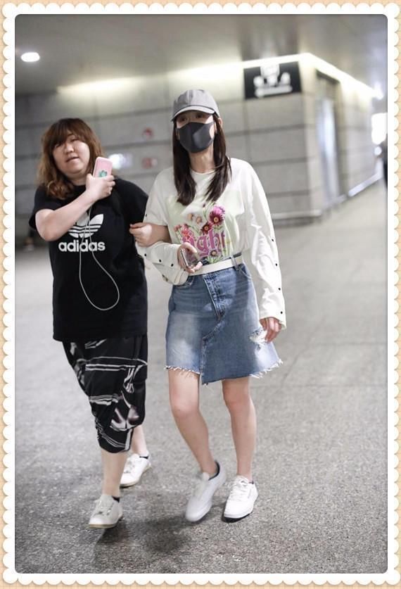 86斤唐嫣和106斤陈乔恩同穿牛仔裙，网友:苗条输给了微胖