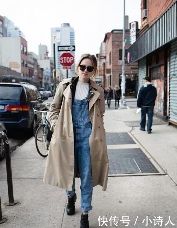 『时髦』女人不论高矮,早春穿风衣时,搭配这3双鞋子,显高又很时髦