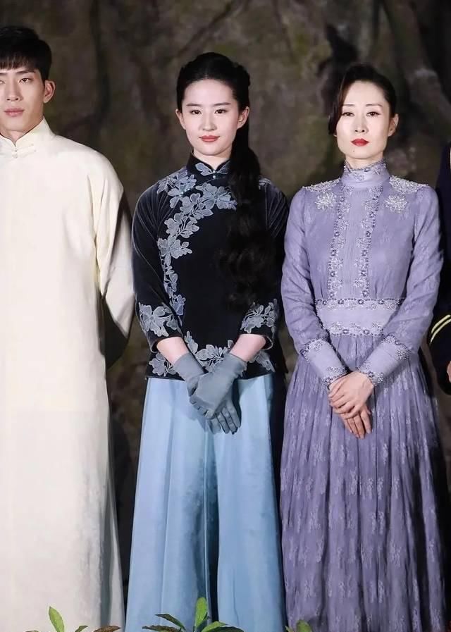  #旗袍#刘亦菲与大12岁刘敏涛同台，紧身旗袍上衣太显壮，身材不如刘敏涛