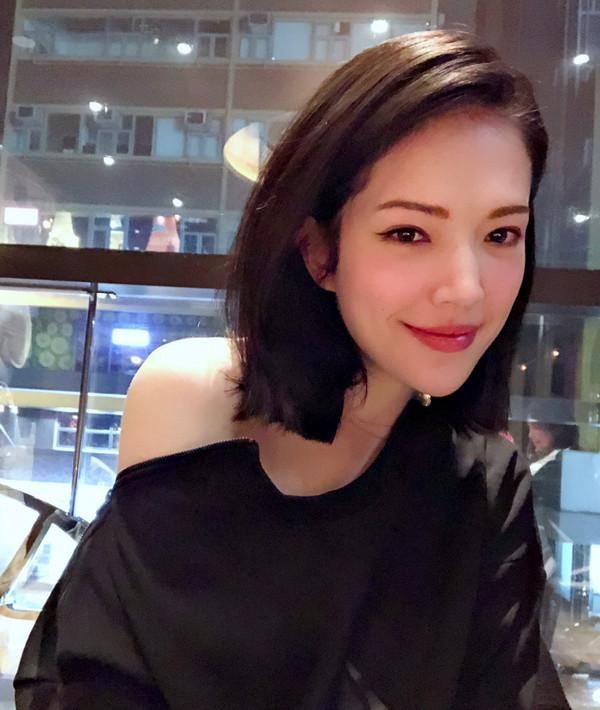 许玮宁海外旅游秀美背!却被她的一百种唇色抢了镜?都是九年义务教