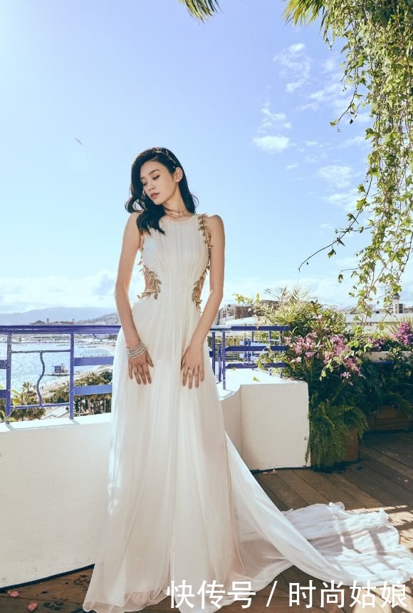 奚梦瑶穿吊带加牛仔裤现身，鞋亮了，网友：这大皮鞋可真捂脚