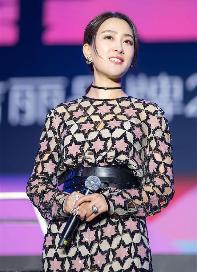 马苏胆真大!“毛毛虫裙”也敢往身上穿?网友:你的时尚我不懂!