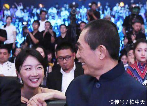 老谋子携妻子出席微博之夜,关晓彤周冬雨吴磊