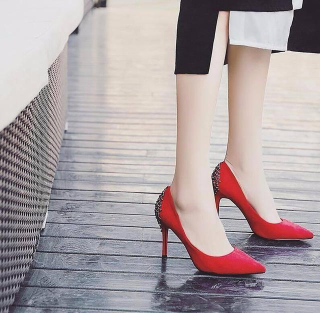 冷艳高贵的尖头高跟鞋,增添满满设计感