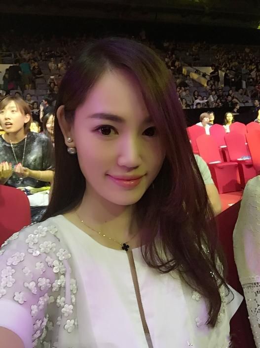 马蓉凌晨坐豪车出行，发生意外向网友求救，不料却遭大家举报酒驾