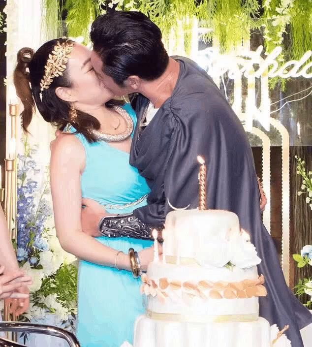 钟丽缇出席活动穿着性感又大胆,上围丰满,难怪张伦硕那么宠她