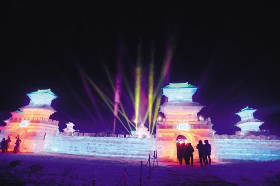 沈阳国际冰雪节开幕 布展面积最大的冰雕群亮