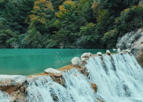 甘肃这个唯一能和九寨沟叫板的地方，处处是山水画，让人心旷神怡