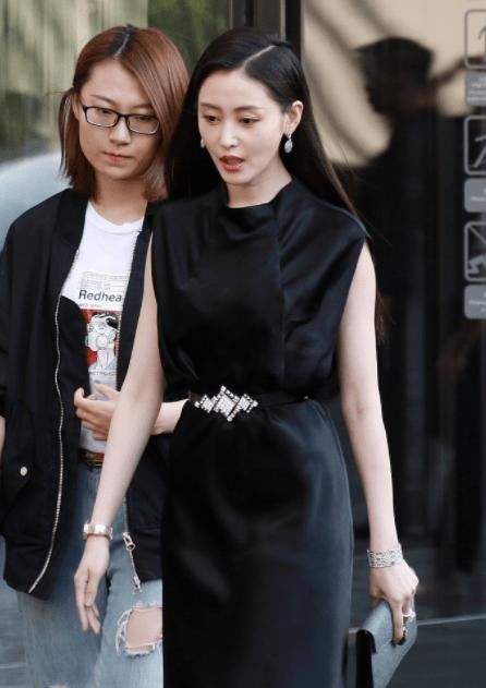 张天爱出席活动，身穿黑色长裙配红唇明艳动人，踩恨天高气场十足