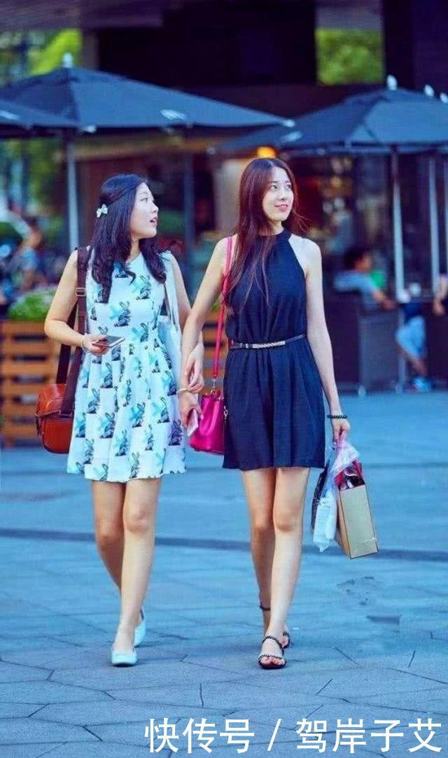 小腿|路人街拍:美女露出一截穿着肉色丝袜的小腿,性感大气