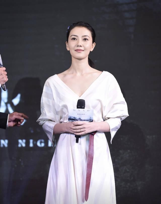  「阔腿裤」高圆溜溜春天穿衣搭配，短袖配搭阔脚裤清新干脆利落，气质女神十足