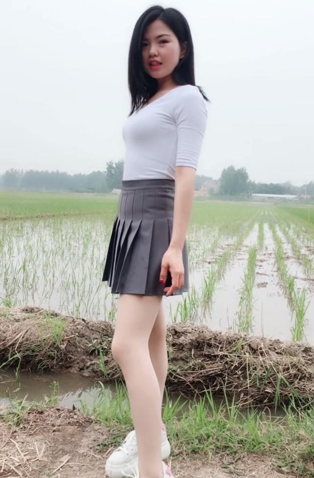 农村的小姐姐白色丝袜, 真想给她换条裤子