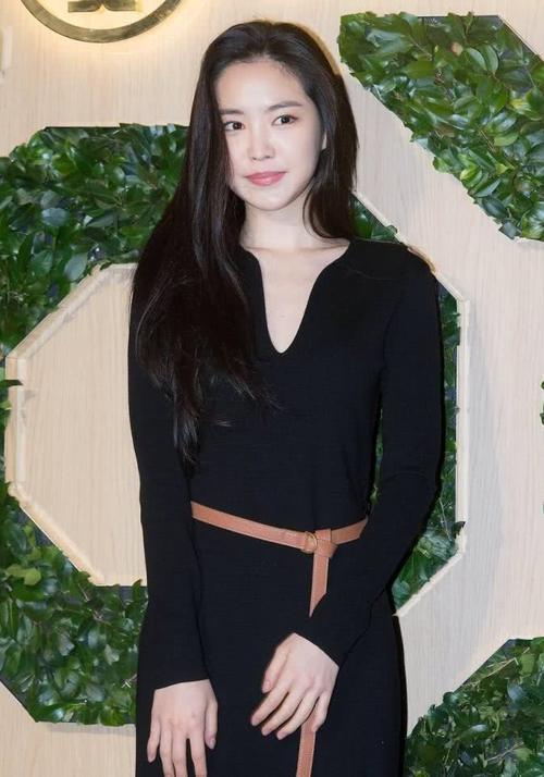 孙娜恩这双鞋子厉害了,竟然四处通风,不仅吸睛还能穿出大长腿!